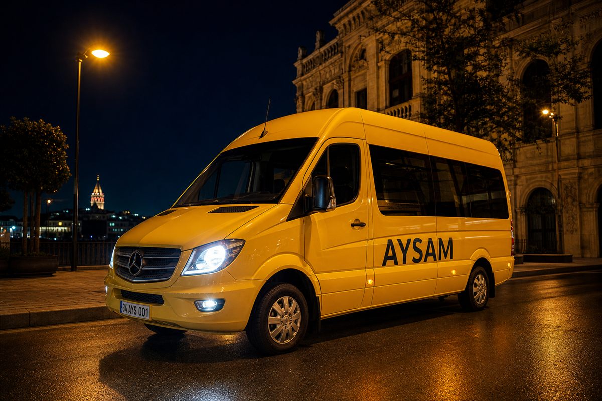 Aysam Turizm sarı Sprinter minibüsü, akşam ışıkları altında şehir sokağında