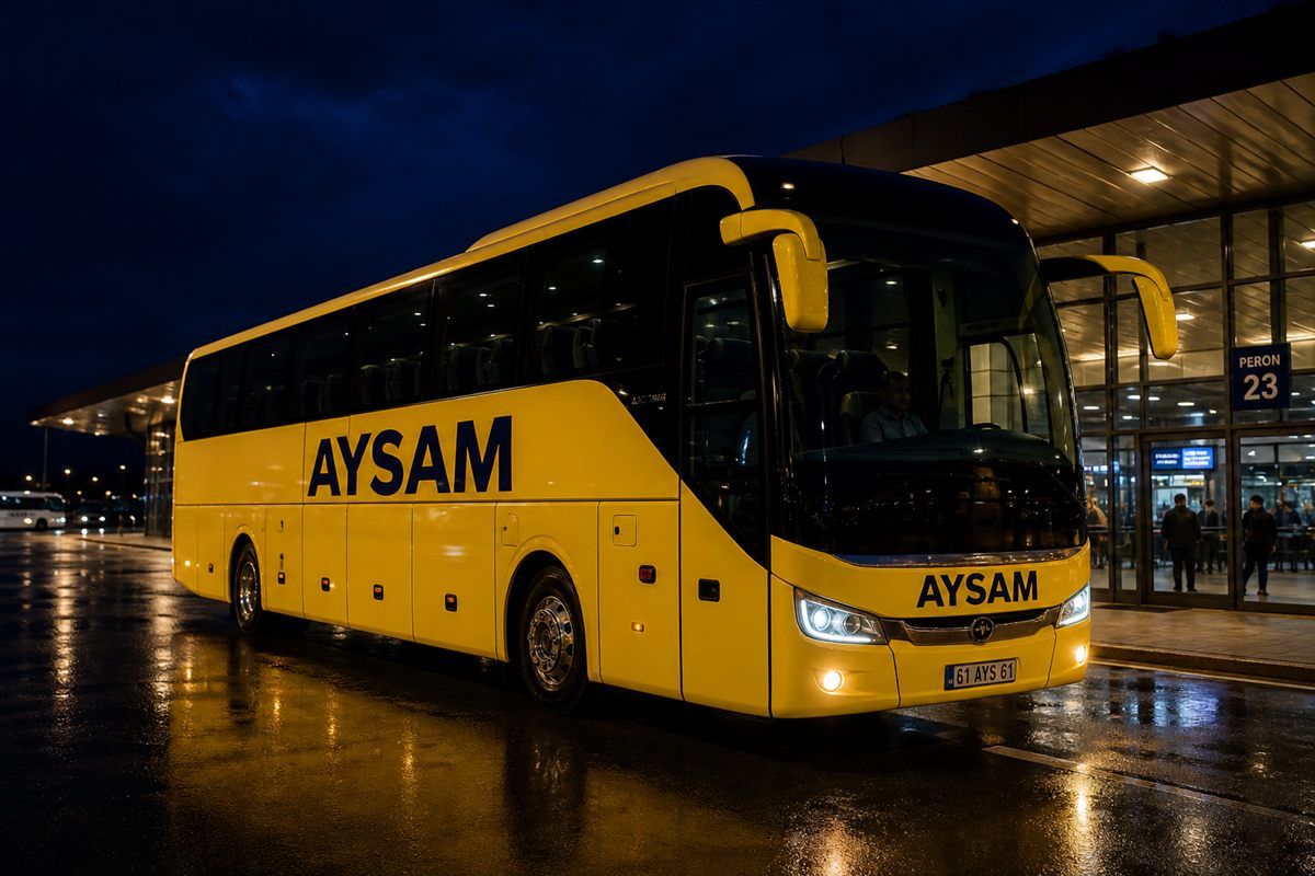 Aysam Turizm otobüsü gece terminalde transfer için hazır