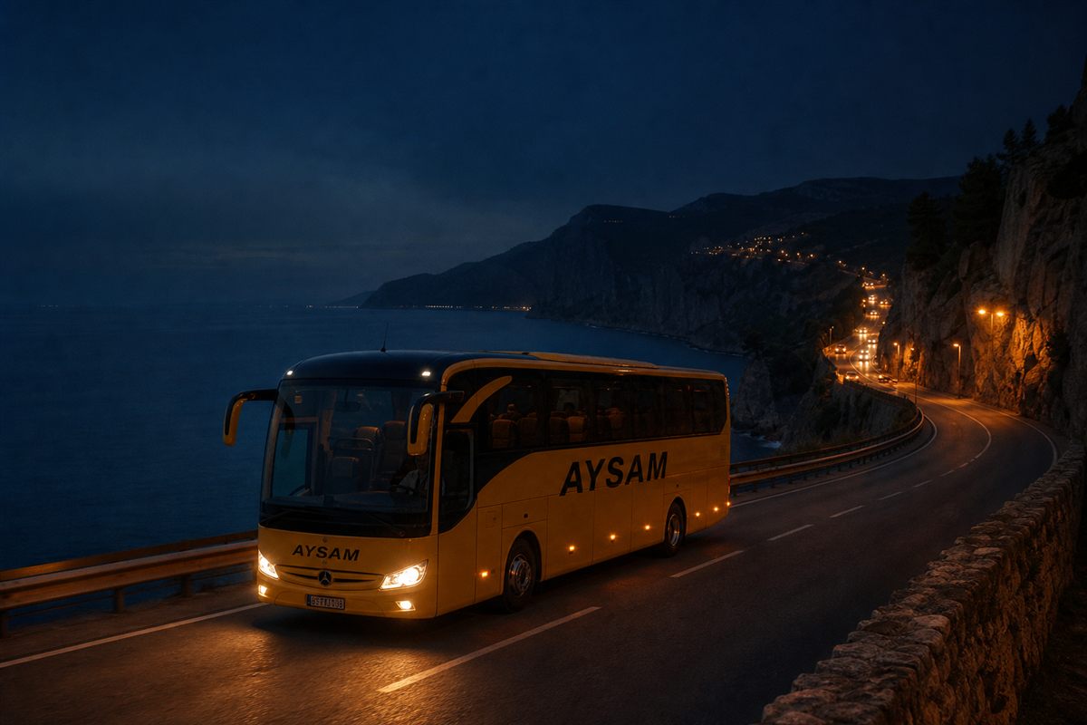 Aysam Turizm otobüsü alacakaranlıkta sahil yolunda